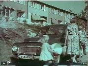 V1950_1024 Ett gyllene V - Flicka på motorhuv